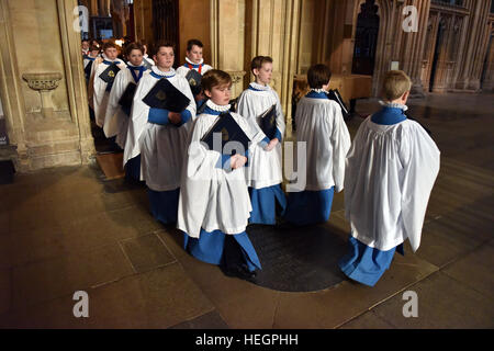 Chorknaben an Wells Cathedral Choir einzustudieren und aufzuführen, an der Generalversammlung der Föderation der Kathedrale alt Choristers Stockfoto