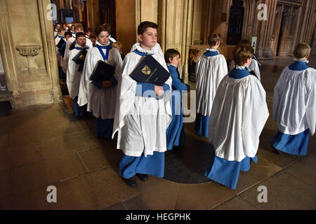 Chorknaben an Wells Cathedral Choir einzustudieren und aufzuführen, an der Generalversammlung der Föderation der Kathedrale alt Choristers Stockfoto