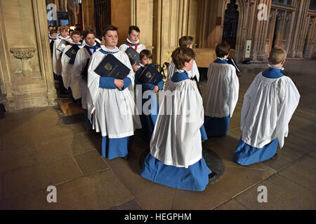 Chorknaben an Wells Cathedral Choir einzustudieren und aufzuführen, an der Generalversammlung der Föderation der Kathedrale alt Choristers Stockfoto