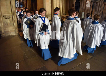 Chorknaben an Wells Cathedral Choir einzustudieren und aufzuführen, an der Generalversammlung der Föderation der Kathedrale alt Choristers Stockfoto