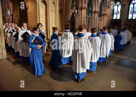 Chorknaben an Wells Cathedral Choir einzustudieren und aufzuführen, an der Generalversammlung der Föderation der Kathedrale alt Choristers Stockfoto