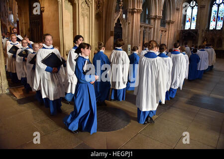 Chorknaben an Wells Cathedral Choir einzustudieren und aufzuführen, an der Generalversammlung der Föderation der Kathedrale alt Choristers Stockfoto