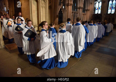 Chorknaben an Wells Cathedral Choir einzustudieren und aufzuführen, an der Generalversammlung der Föderation der Kathedrale alt Choristers Stockfoto