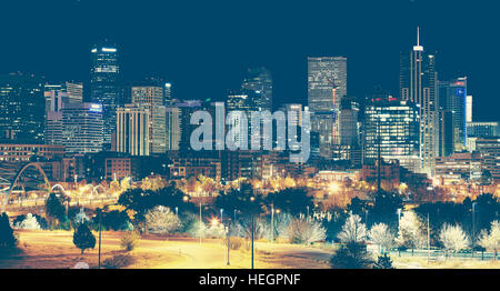 Retro getönten Denver downtown Skyline bei Nacht, Colorado, USA. Stockfoto