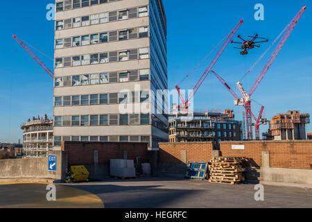 Das Stück wurde von einer Drohne - Gold Null des amerikanischen Künstlers Corrie Baldauf (im Bild rot) gefilmt - pflegte Einsatz 200 Liter irisierende Liquitex Goldfarbe auf 230 Quadratmeter des Concretea mit einer riesigen gold Null auf dem Dach der Ex-BBC Television Centre.   Das Projekt, unterstützt von Griffin Galerie und weißes Rauschen, bedeutet das Ende von der Corrie Dreimonats-Künstlerresidenz Griffin Gallery. Stockfoto