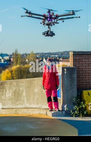 Das Stück wurde von einer Drohne - Gold Null des amerikanischen Künstlers Corrie Baldauf (im Bild rot) gefilmt - pflegte Einsatz 200 Liter irisierende Liquitex Goldfarbe auf 230 Quadratmeter des Concretea mit einer riesigen gold Null auf dem Dach der Ex-BBC Television Centre.   Das Projekt, unterstützt von Griffin Galerie und weißes Rauschen, bedeutet das Ende von der Corrie Dreimonats-Künstlerresidenz Griffin Gallery. Stockfoto