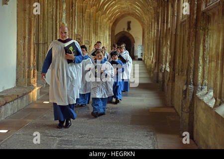 Junge Chorsänger aus Wells Cathedral Choir Proben für Abendandacht Chorknabe Pflicht in dem Chor an der Kathedrale von Wells, Somerset, Großbritannien. Stockfoto