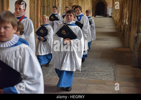 Junge Chorsänger aus Wells Cathedral Choir Proben für Abendandacht Chorknabe Pflicht in dem Chor an der Kathedrale von Wells, Somerset, Großbritannien. Stockfoto