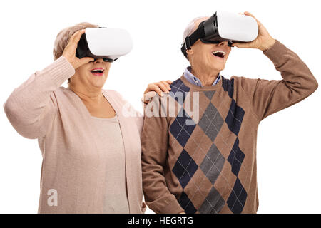 Älteres paar erleben virtuellen Realität isoliert auf weißem Hintergrund erstaunt Stockfoto