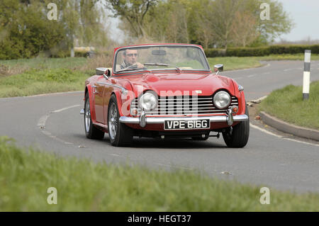 Cabrio rot Triumph TR5 in Aktion mit Top-down Stockfoto