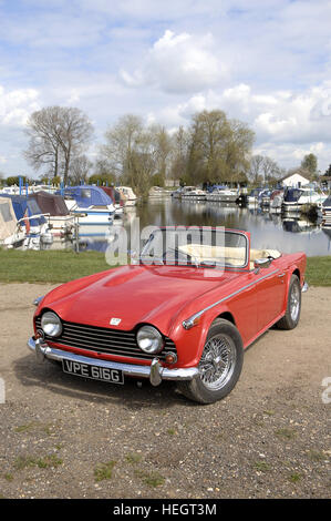 Cabrio rot Triumph TR5 in Werft mit Top-down Stockfoto