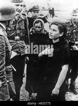 OPERATION BARBAROSSA 1941. Deutsche Soldaten Frage eine russische Frau während einer Razzia der mutmaßliche Partisanen.  Foto: Wehrmacht Beamten Stockfoto