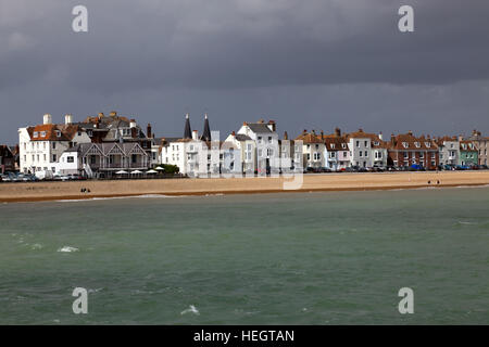 Blick auf das Royal Hotel und Beach Street, Deal, Kent von der Pier aus gesehen. Stockfoto