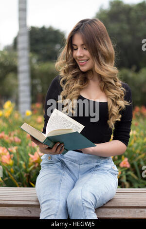 Schöne Mädchen lesen Stockfoto