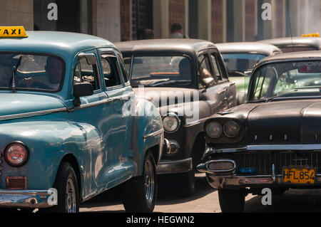 Havanna, Kuba - Juni 2011: American Taxi Oldtimer verstopfen die Straßen des Centro. Stockfoto