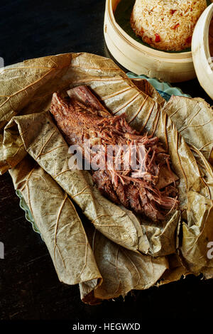 Chinesische langsam gekochter Rippe vom Rind in Lotus nördlichen chinesischen Blattschale Hutong Shard Restaurant gewickelt Stockfoto