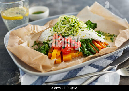 Meeresbarsch gedämpftes Buttergemüse Stockfoto