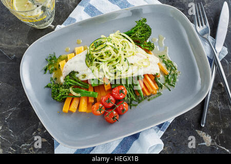 Meeresbarsch gedämpftes Buttergemüse Stockfoto