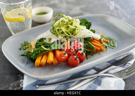 Meeresbarsch gedämpftes Buttergemüse Stockfoto