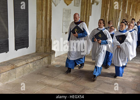 Mädchen Chorknaben von Wells Cathedral Choir Proben für Abendandacht Chorknabe Pflicht in den Chor in der Wells Cathedral. Stockfoto