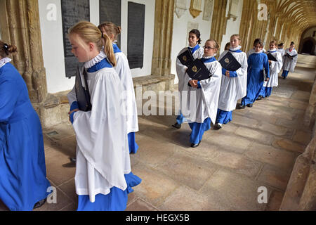 Mädchen Chorknaben von Wells Cathedral Choir Proben für Abendandacht Chorknabe Pflicht in den Chor in der Wells Cathedral. Stockfoto