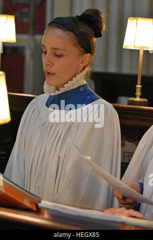 Mädchen Chorknaben von Wells Cathedral Choir Proben für Abendandacht Chorknabe Pflicht in den Chor in der Wells Cathedral. Stockfoto