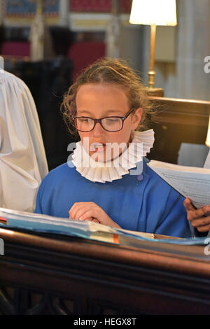 Mädchen Chorknaben von Wells Cathedral Choir Proben für Abendandacht Chorknabe Pflicht in den Chor in der Wells Cathedral. Stockfoto