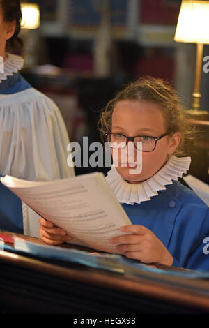 Mädchen Chorknaben von Wells Cathedral Choir Proben für Abendandacht Chorknabe Pflicht in den Chor in der Wells Cathedral. Stockfoto