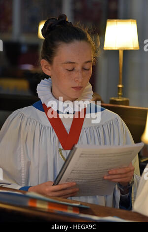 Mädchen Chorknaben von Wells Cathedral Choir Proben für Abendandacht Chorknabe Pflicht in den Chor in der Wells Cathedral. Stockfoto