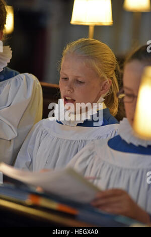 Mädchen Chorknaben von Wells Cathedral Choir Proben für Abendandacht Chorknabe Pflicht in den Chor in der Wells Cathedral. Stockfoto