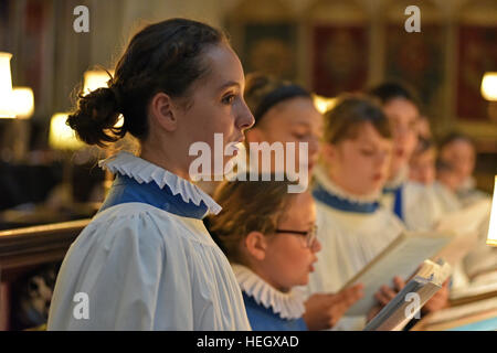 Mädchen Chorknaben von Wells Cathedral Choir Proben für Abendandacht Chorknabe Pflicht in den Chor in der Wells Cathedral. Stockfoto