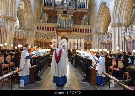 Mädchen Chorknaben von Wells Cathedral Choir Proben für Abendandacht Chorknabe Pflicht in den Chor in der Wells Cathedral. Stockfoto