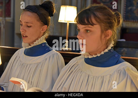 Mädchen Chorknaben von Wells Cathedral Choir Proben für Abendandacht Chorknabe Pflicht in den Chor in der Wells Cathedral. Stockfoto