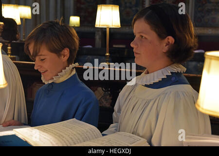 Mädchen Chorknaben von Wells Cathedral Choir Proben für Abendandacht Chorknabe Pflicht in den Chor in der Wells Cathedral. Stockfoto