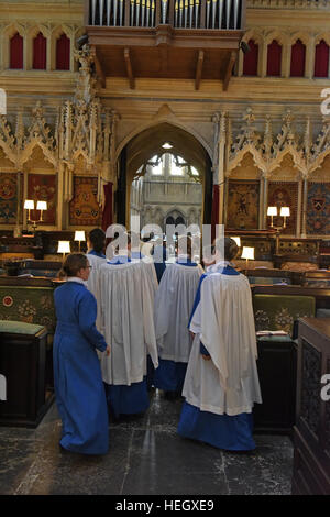 Mädchen Chorknaben von Wells Cathedral Choir Proben für Abendandacht Chorknabe Pflicht in den Chor in der Wells Cathedral. Stockfoto