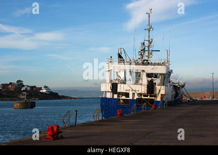 Eine große Trawler festgemacht zwischen den Reisen am Kai in Bangor Co Down Stockfoto