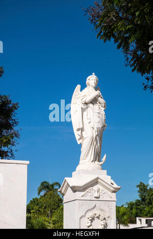 Weiße Carrera Marmor Engel auf einem Grab auf dem Friedhof Santa Ifigenia, Santiago De Cuba, Kuba Stockfoto