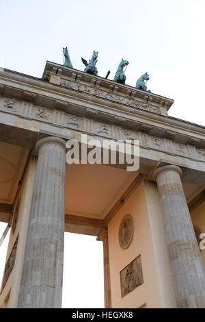 Die obere Hälfte des historischen Brandenburger Tors in Berlin bei Sonnenuntergang mit einer Quadriga am 6. Juli 2015. Stockfoto