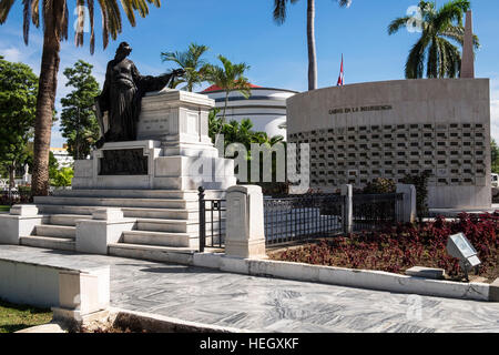 Wand der Namen in den revolutionären Insurgancy und Grab von Tomas Estrada Palma, Friedhof Santa Ifigenia, Santiago Verstorbenen gewidmet Stockfoto