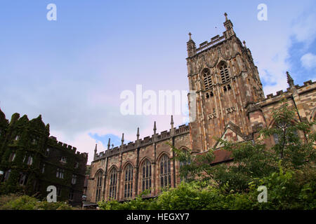 Malvern-Abtei und L) Abbey Hotel, Great Malvern, Worcestershire Stockfoto