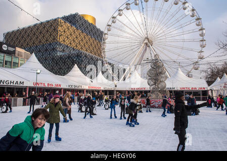Riesenrad, das Birmingham Auge und Eislaufen Eishalle Teil des festlichen Spaß zu Weihnachten Stockfoto