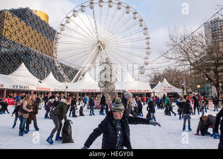 Riesenrad, das Birmingham Auge und Eislaufen Eishalle Teil des festlichen Spaß zu Weihnachten Stockfoto