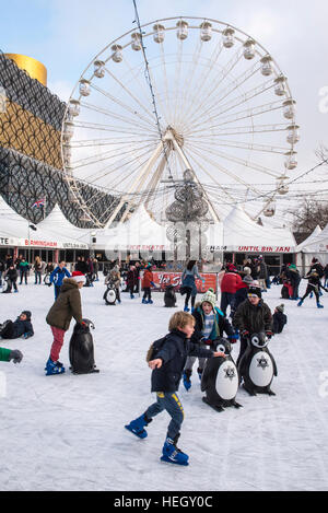 Riesenrad, das Birmingham Auge und Eislaufen Eishalle Teil des festlichen Spaß zu Weihnachten Stockfoto