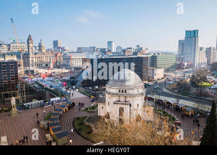 Skyline von Birmingham mit Hall of Memory umgeben von Stall vom deutschen Weihnachtsmarkt Stockfoto