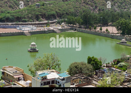 Ein Hindu-Tempel in Nawal Sagar See in Bundi, Rajasthan, Indien. Stockfoto