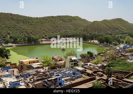 Ein Hindu-Tempel in Nawal Sagar See in Bundi, Rajasthan, Indien. Stockfoto