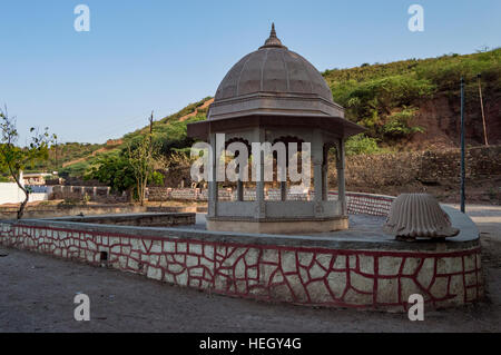 Ein Hindu-Tempel in Nawal Sagar See in Bundi, Rajasthan, Indien. Stockfoto