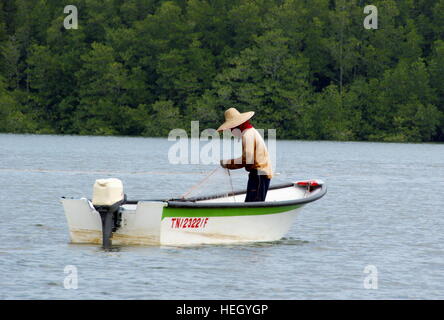 Fischer in einem Boot. Mengkabong Fluss, Kota Kinabalu, Sabah, Borneo, Malaysia. 22 Jun 2012 Stockfoto