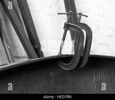 Zwei G-Klemmen auf einem Stahlträger Stockfoto