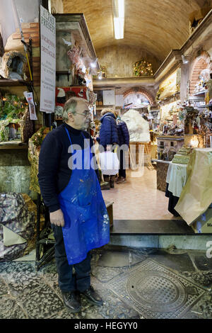 Neapel, Italien - 9. Dezember 2016: Workshop und handwerkliche Stände im Herzen der Stadt. San Gregorio Armeno, die berühmteste Straße der Welt für t Stockfoto